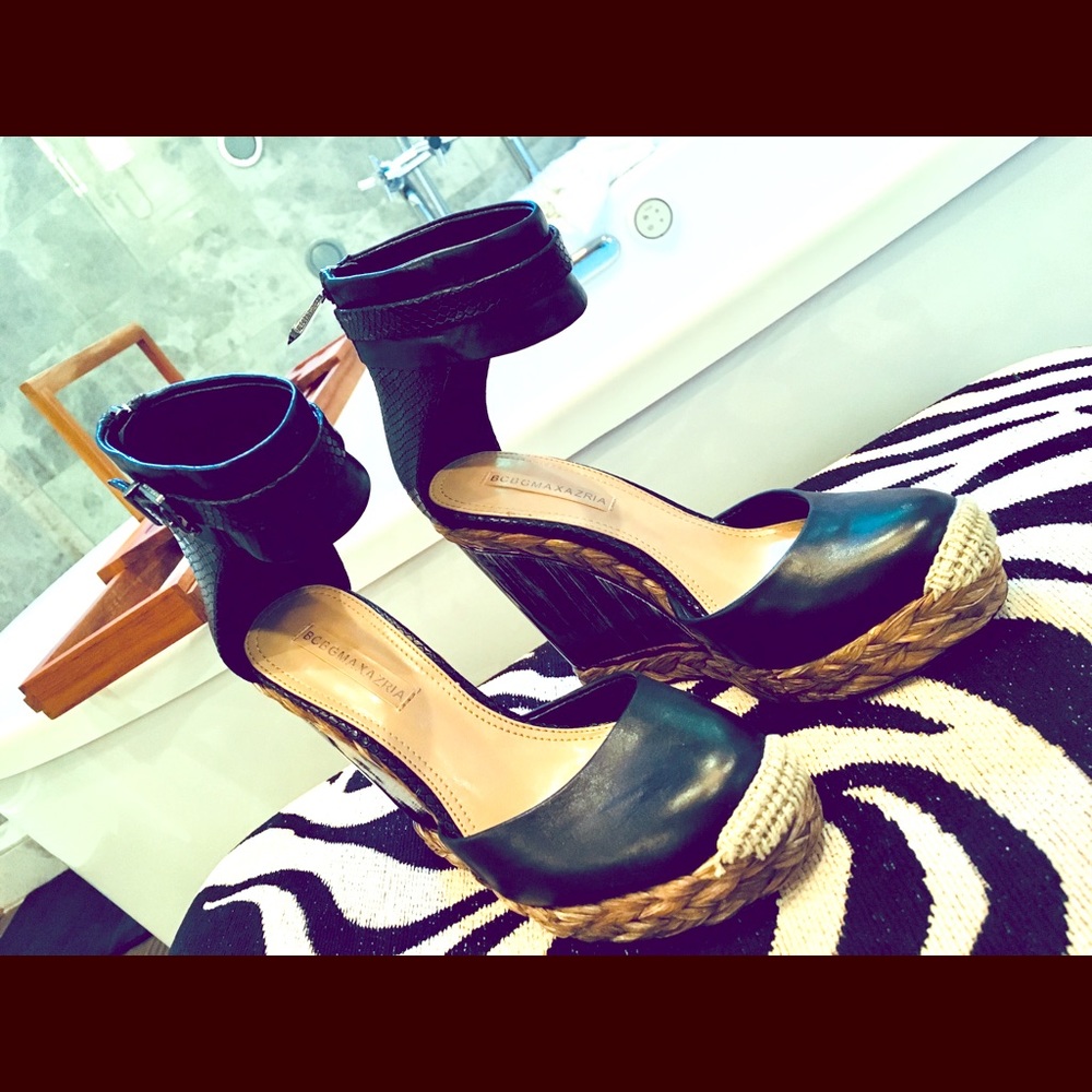 Unique BCBG MAX AZRIA size 6.5 wedge leather shoes